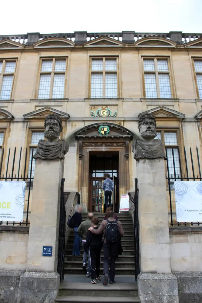 Foto de Muro de pantalla y muelles en el antiguo edificio Ashmolean Fronting Broad Street - Historic England
