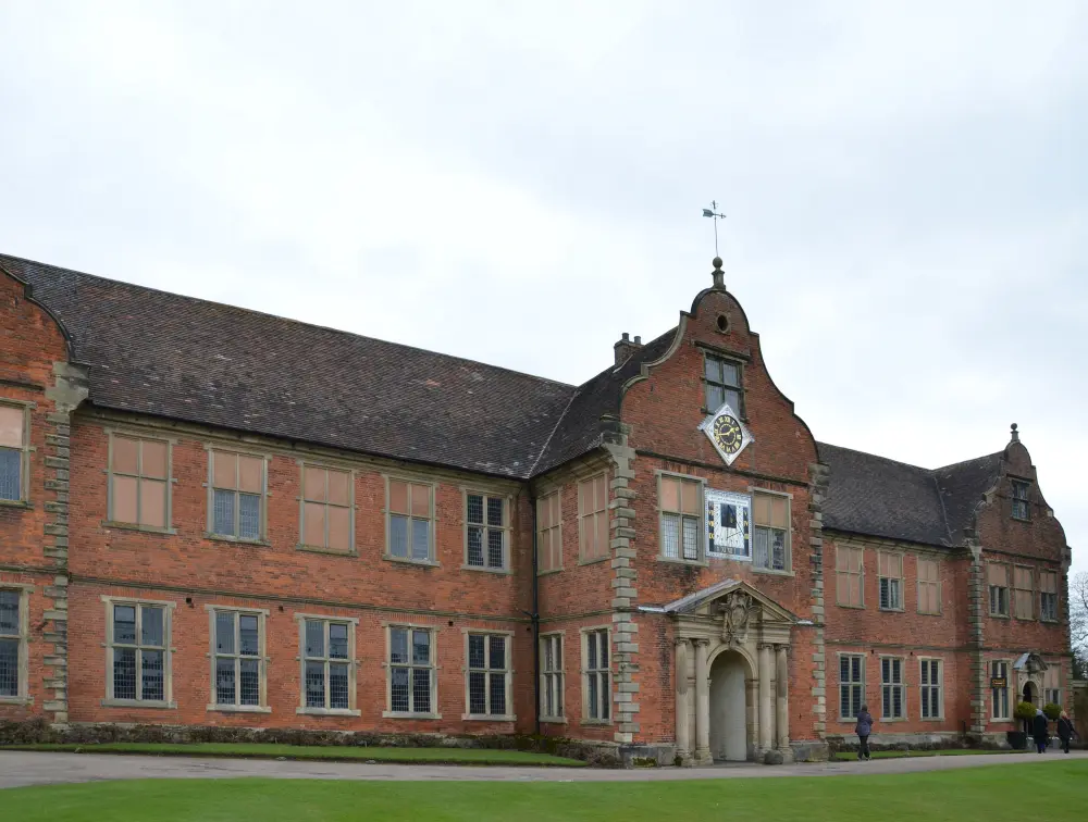 Foto de Establos en Arbury Hall y una pared y puerta adjunta a la izquierda a la izquierda - Historic England
