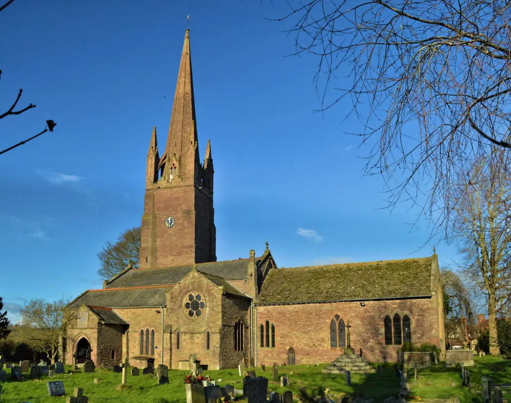 Foto de La Iglesia de San Pedro y San Pablo - Historic England