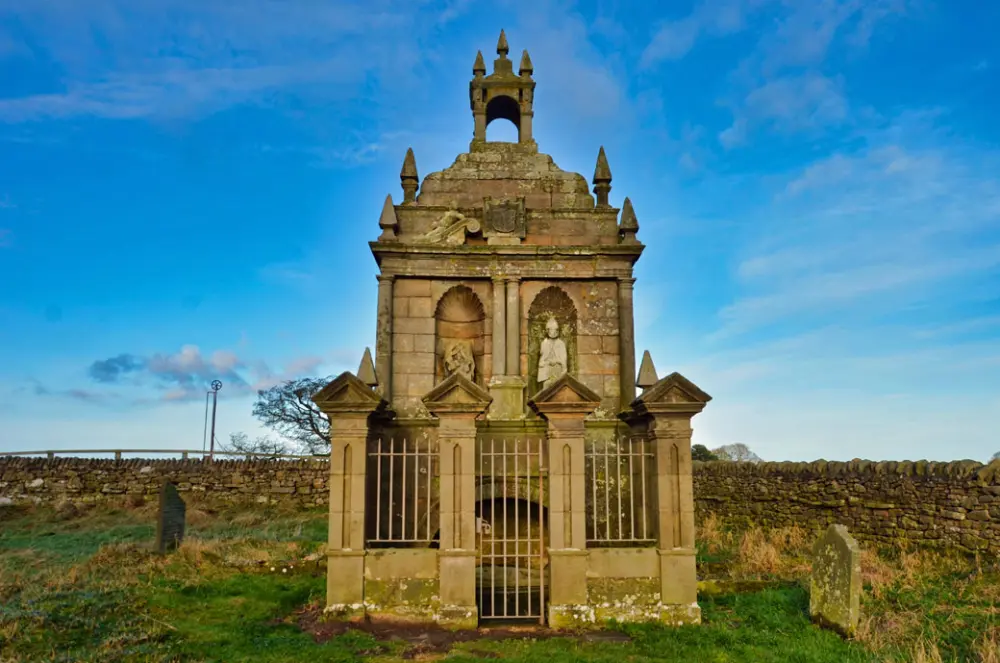 Foto de Hopper Mausoleo al noreste de la Iglesia de San Andrés - Historic England