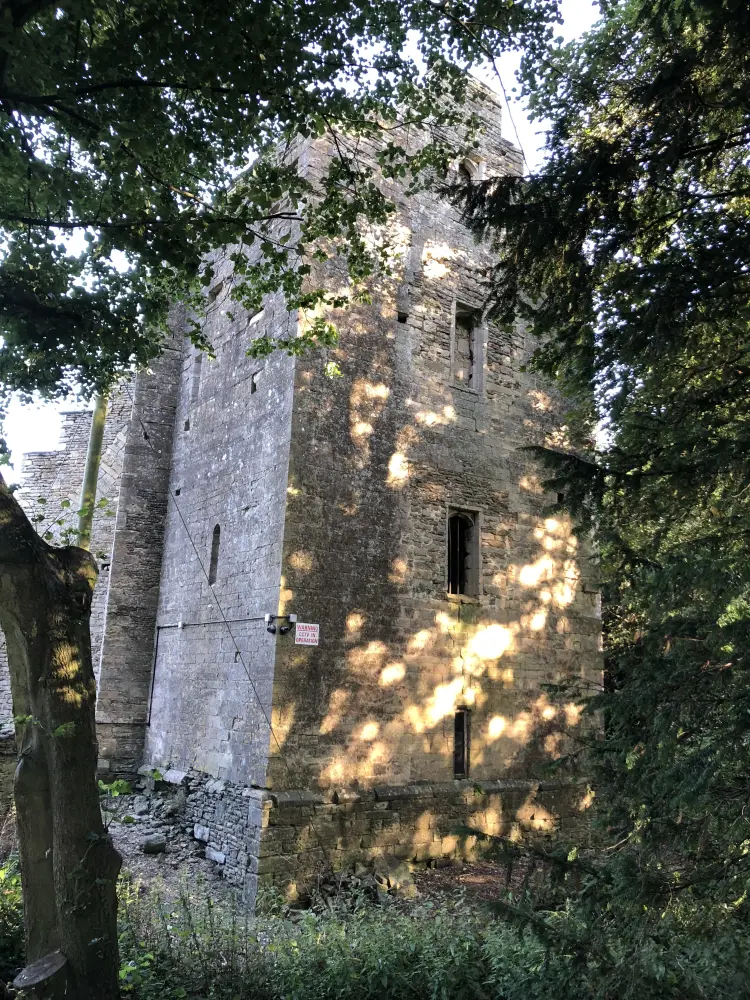 Foto de Castillo de Beverston, incluidos Gazebo y Bridge - Historic England
