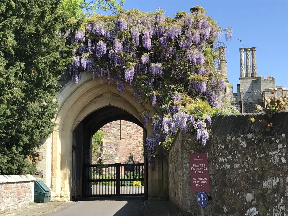 Foto de Casa de entrada al oeste en el castillo de Berkeley - Historic England