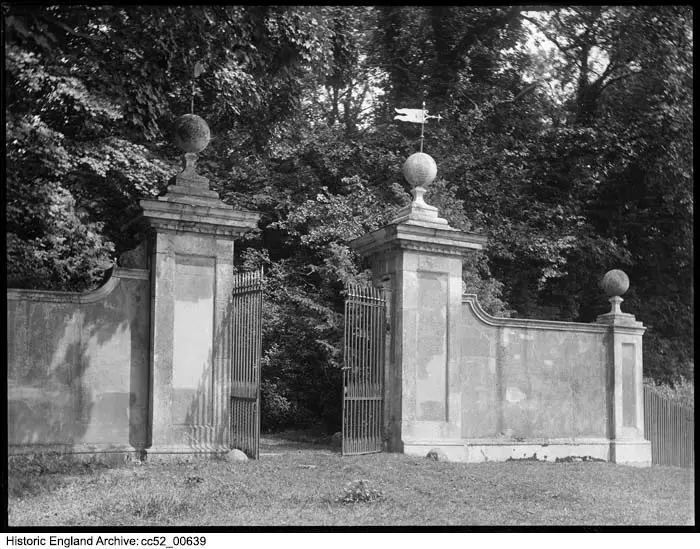 Foto de Puertas, puerta de enlace, paredes y pilares flanqueantes - Historic England