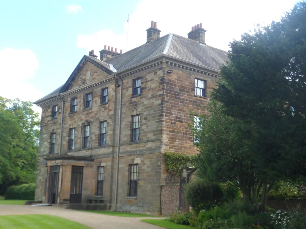 Photo de Ormesby Hall, les dépendances adjacentes et les murs d'écran - Historic England