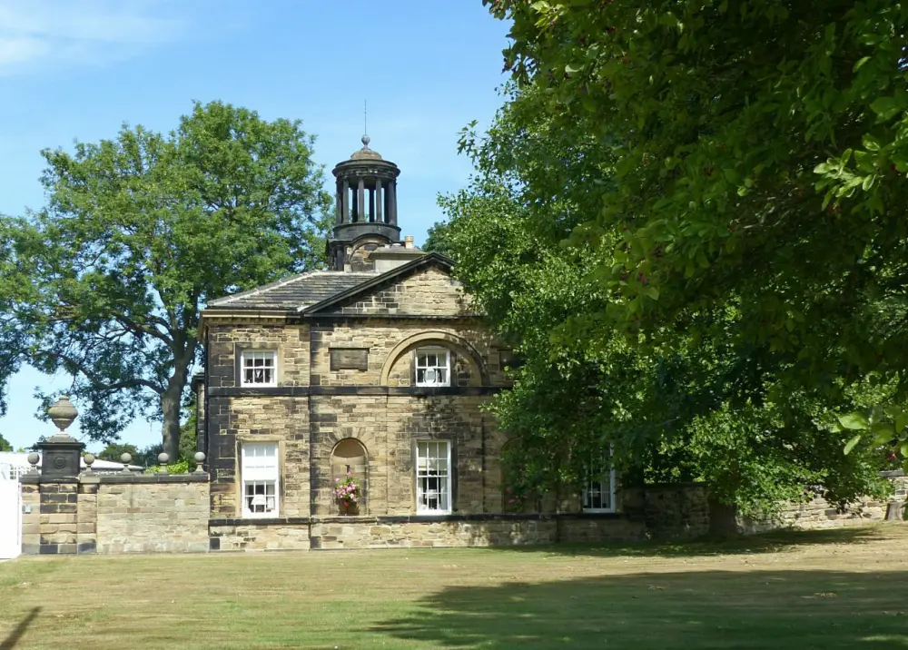 Foto de La cervecería y el pabellón este en Heath Hall - Historic England