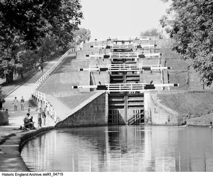 Foto de Leeds y Liverpool Canal Five Lave Locks con canal de desbordamiento - Historic England / Historic England Archive