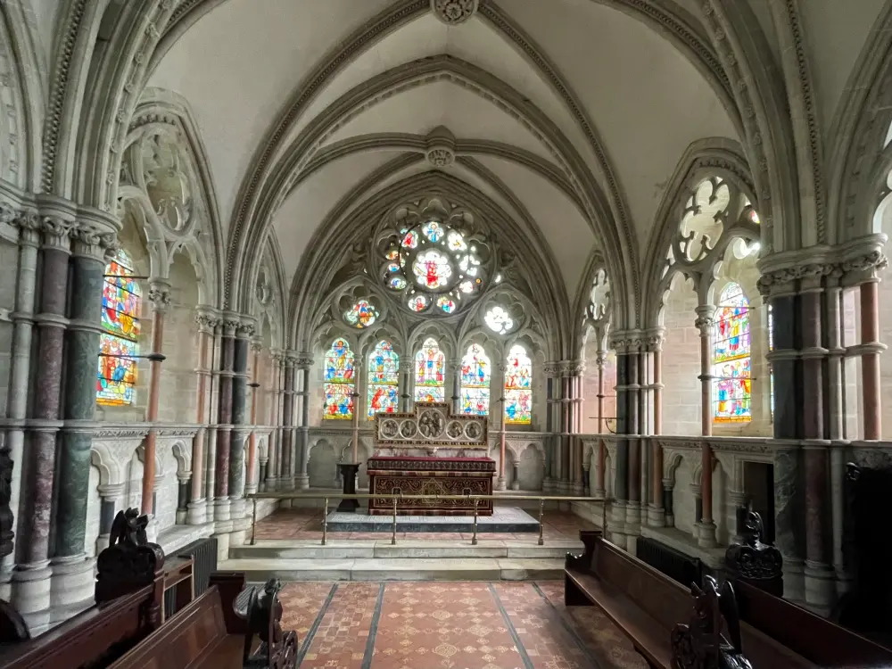 Foto de Iglesia de Cristo el consolador, con Eleanor Cross al este - Historic England / John Vigar