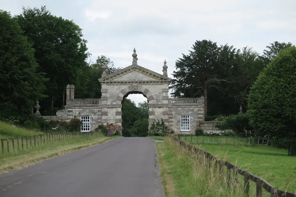 Foto de Nos 65 y 66 (el arco) con paredes flanqueantes - Historic England / Lucy  Parry