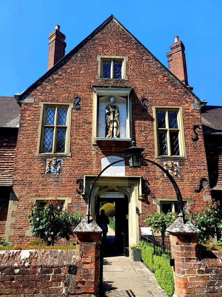 Photo de Hôpital de Jésus, y compris la maison de l'aumônier, les hospices et la chapelle - Historic England