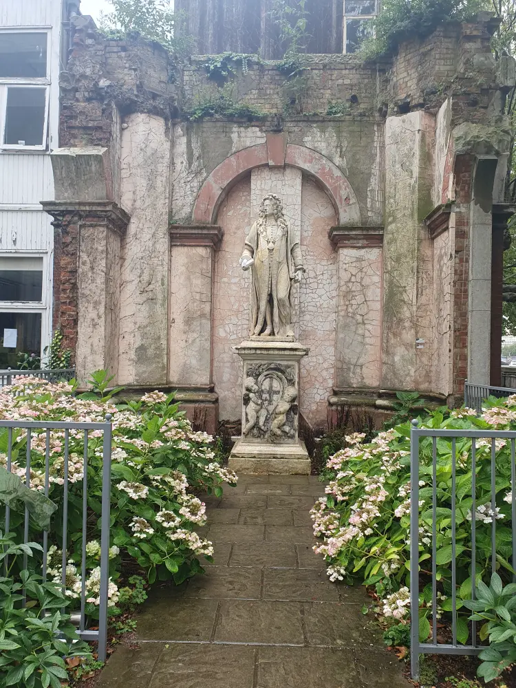 Foto de Estatua de Robert Clayton en North Entrance a Ward Block de North Wing en el Hospital de San Thomas - Historic England