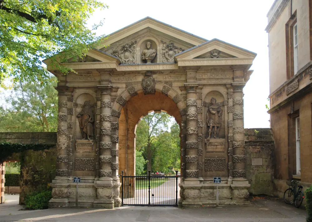 Foto de La puerta de entrada principal (o Danby) en el centro con su pared flanqueante y 2 puertas - Historic England