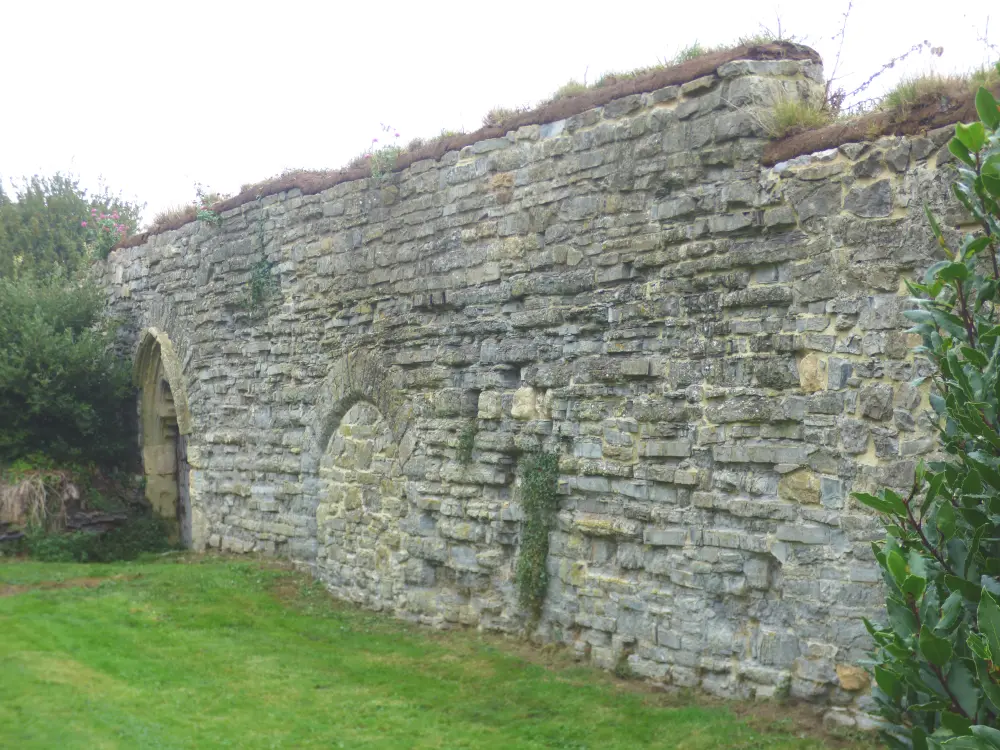 Photo de Mur ouest de la gamme de maisons de chapitre - Historic England