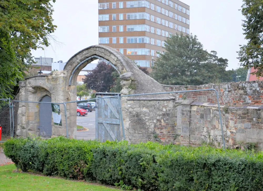 Photo de Passerelle de prieuré et murs attachés - Historic England