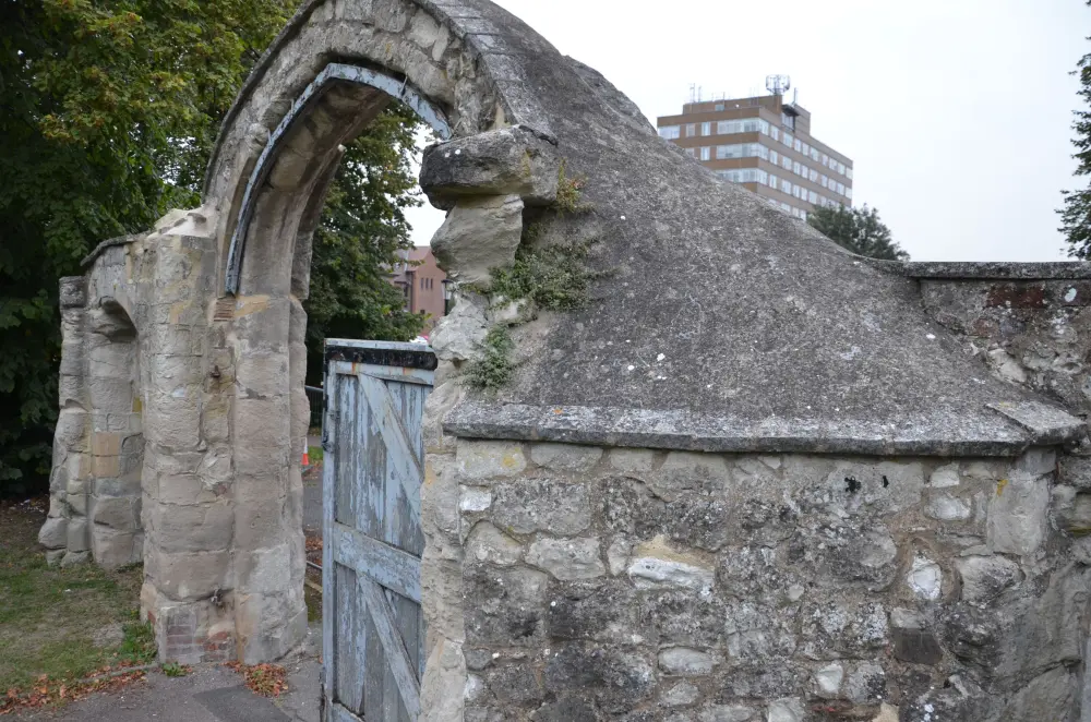 Photo de Passerelle de prieuré et murs attachés - Historic England