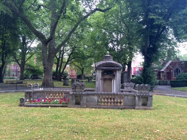 Foto de Tumba de Sir John Soane, su esposa e hijo en St Pancras Old Church Gardens - Historic England / Emily Gee