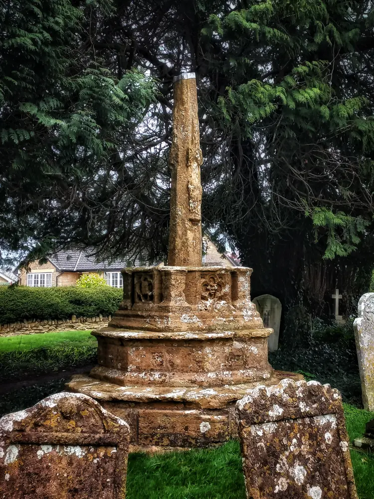 Foto de Cross Cross Cross a 7 metros al noroeste de la Torre de la Iglesia de Santa María. - Historic England