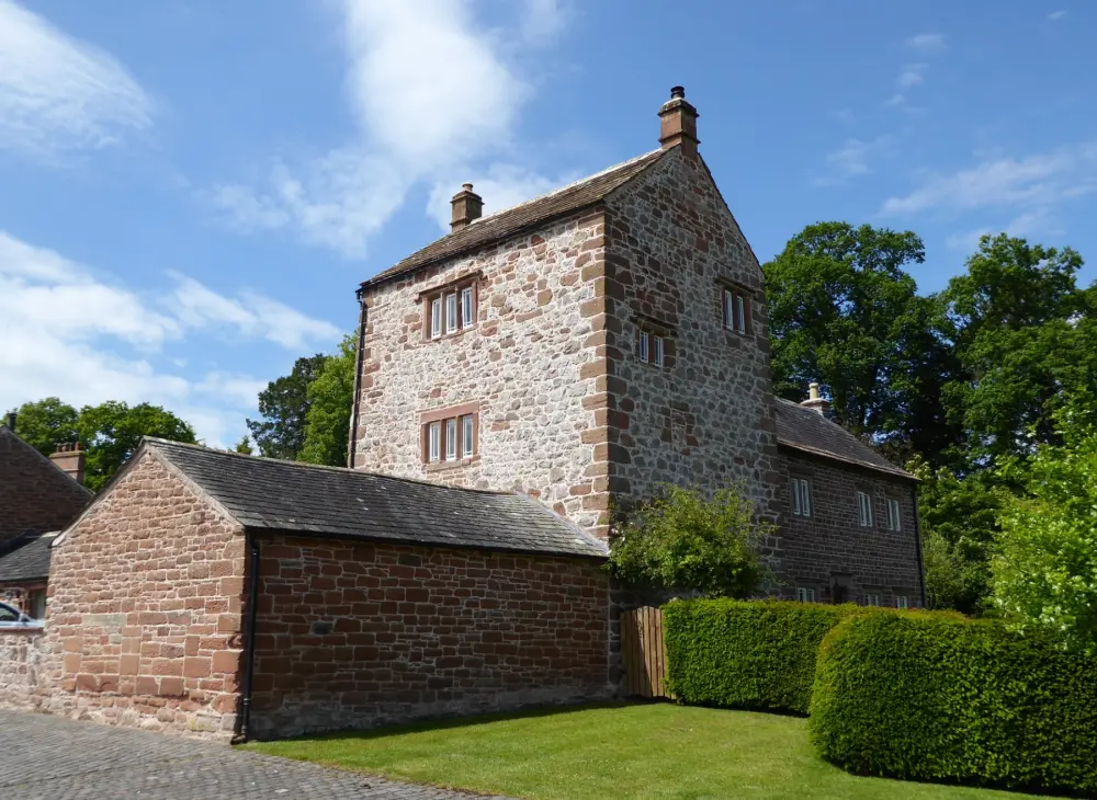 Foto de Torre de madera de carmín - Historic England