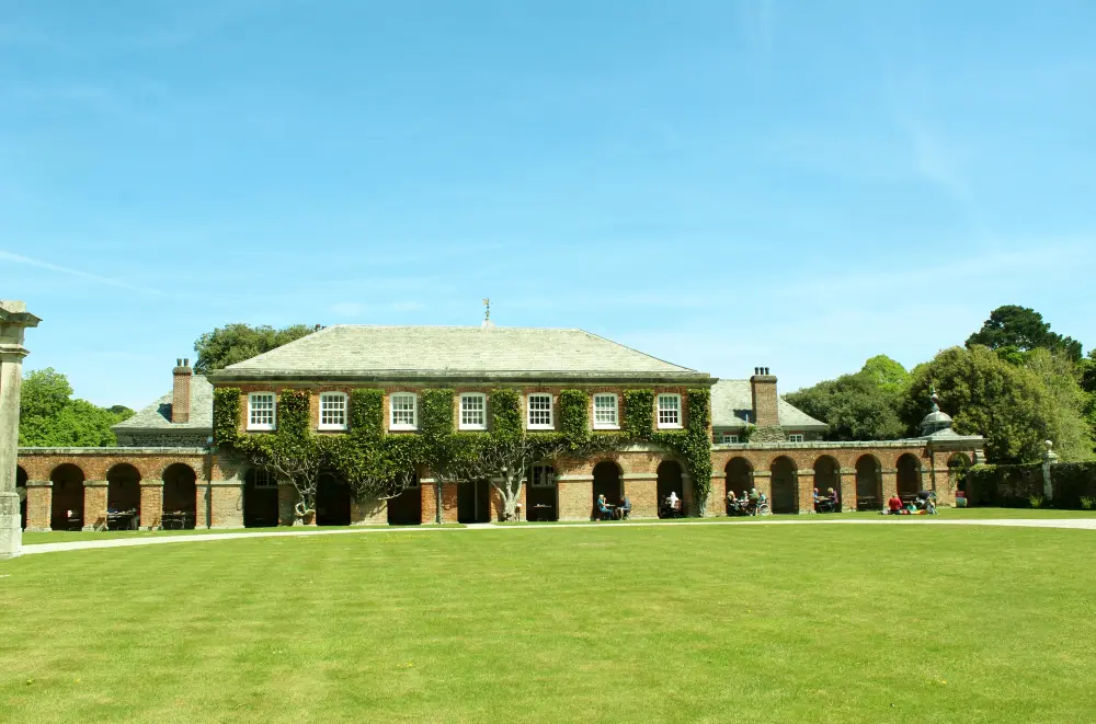 Foto de Edificios de previsión, paredes y muelles y reloj de sol, unidos al sureste de Antony House - Historic England