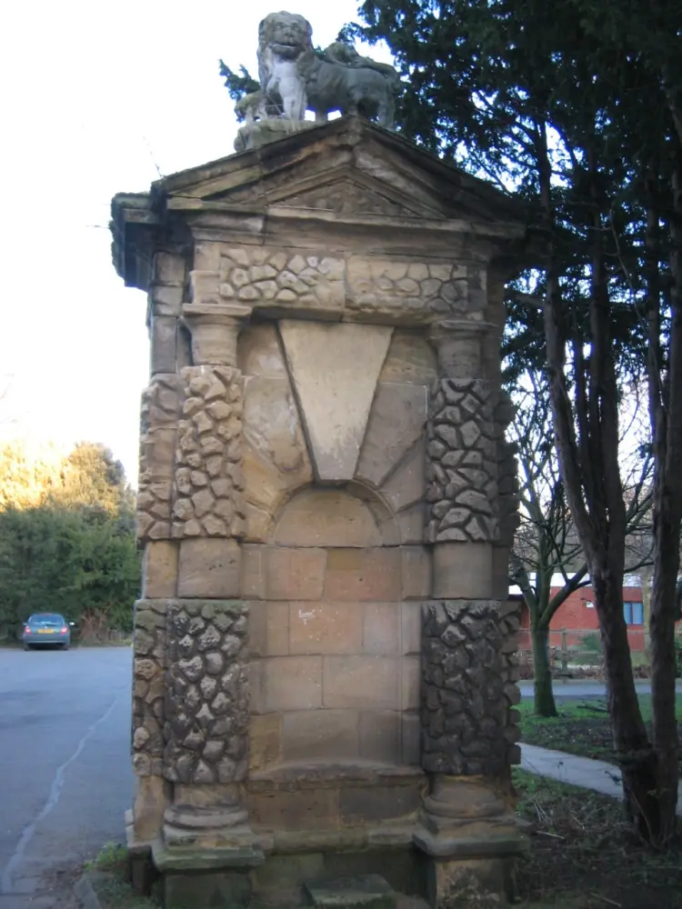 Photo de Gatepiers à l'entrée de la parvision de l'école Kirkleatham Hall - Historic England