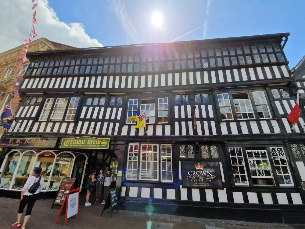 Photo de Crown Hotel et ancien café du café - Historic England