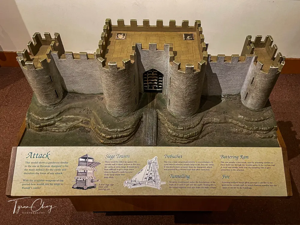 Photo de Murs, tours et passerelle de l'Inner Bailey au château de Beeston - Historic England