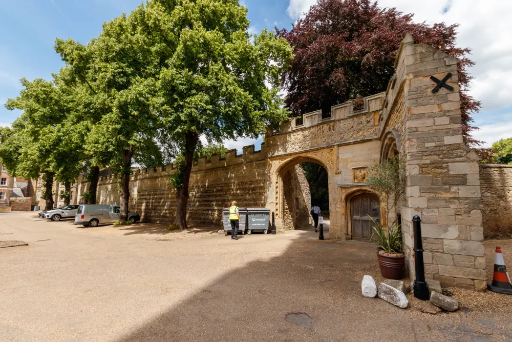 Foto de Deanery Gateway and Wall - Historic England