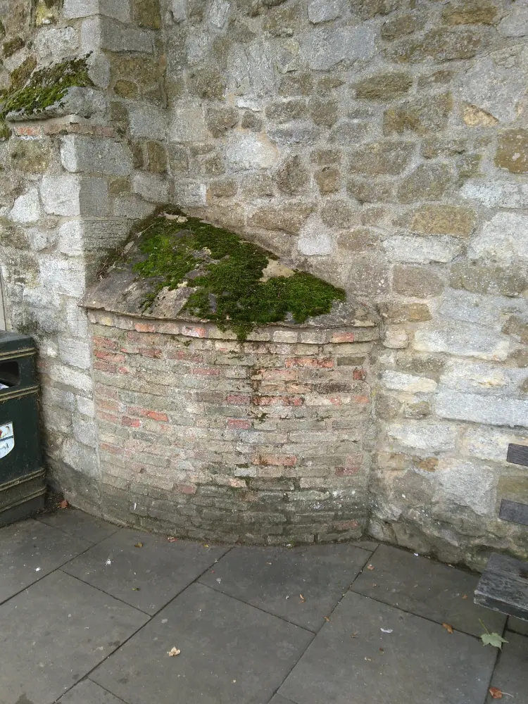 Foto von Wand zum Garten der Almonrie und der bemalten Kammer - Historic England