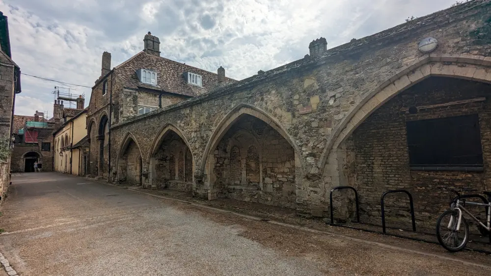 Photo de Le cloître sombre - Historic England
