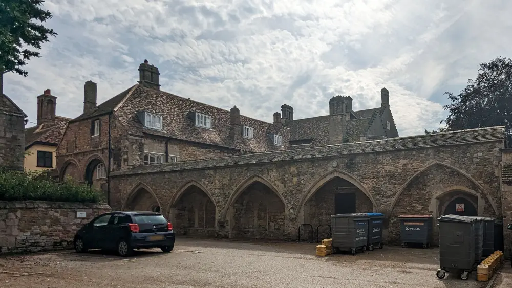 Photo de Le cloître sombre - Historic England