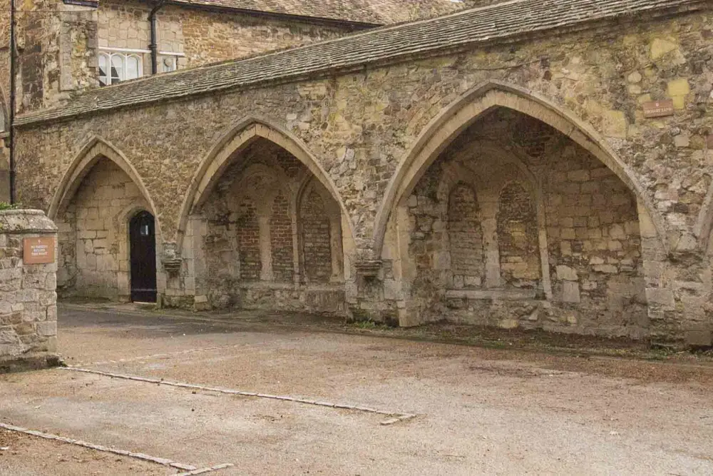 Photo de Le cloître sombre - Historic England