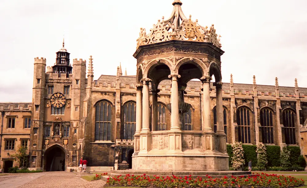 Foto de Trinity College, fuente en gran corte - Historic England