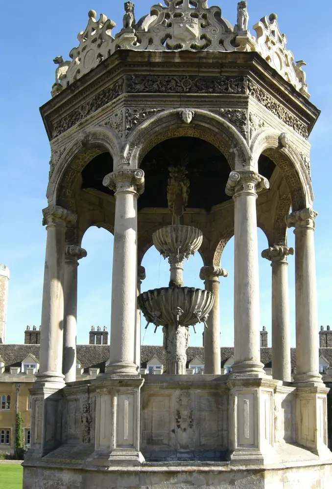 Foto de Trinity College, fuente en gran corte - Historic England / Brian Mawdsley