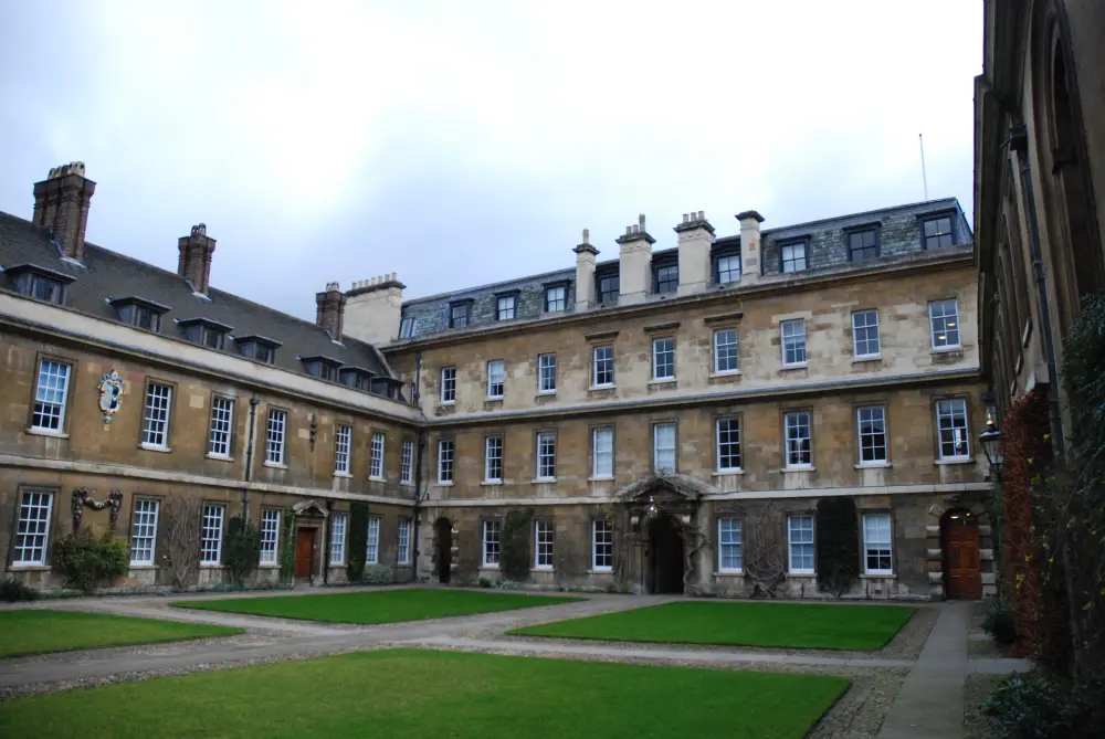 Foto de Trinity Hall, los edificios que rodean la cancha delantera, con la gama oeste de South Court, Masters Lodge y la biblioteca - Historic England