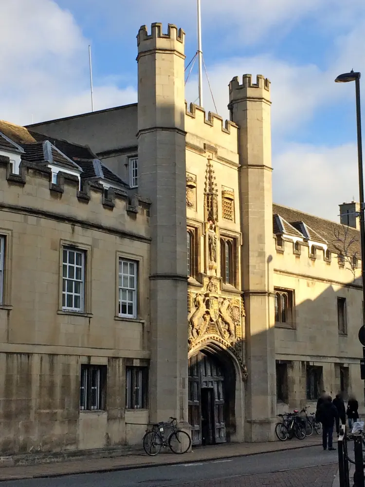 Photo de Christ's College, les bâtiments entourant la cour d'entrée, avec la gamme sud-est de la deuxième cour - Historic England