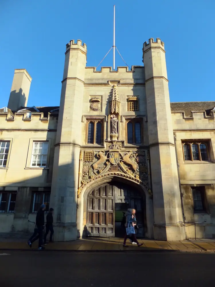 Photo de Christ's College, les bâtiments entourant la cour d'entrée, avec la gamme sud-est de la deuxième cour - Historic England
