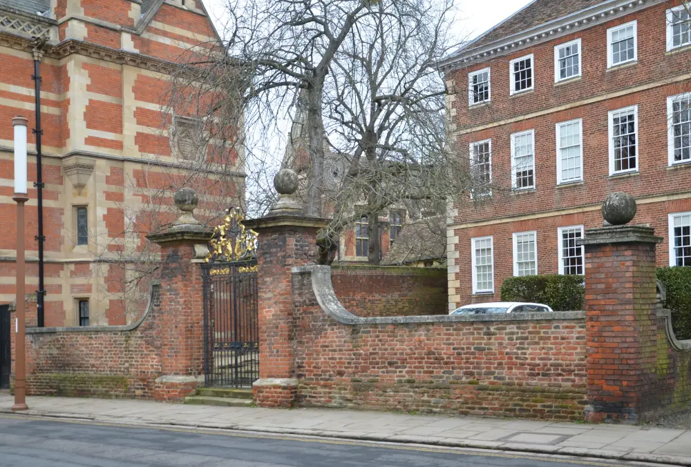 Foto de Peterhouse, Gates and Piers of the Master's Lodge - Historic England