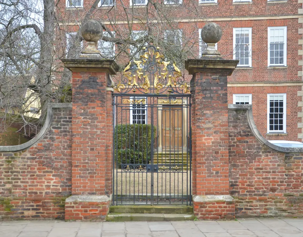Photo de Peterhouse, portes et piles du Master's Lodge - Historic England