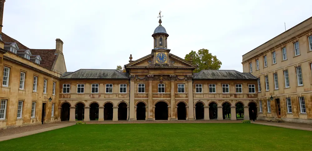 Foto de Emmanuel College, edificios que rodean los tribunales delanteros y nuevos y el edificio de ladrillos - Historic England