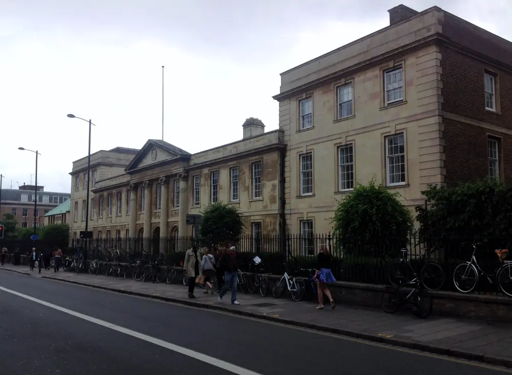 Foto de Emmanuel College, edificios que rodean los tribunales delanteros y nuevos y el edificio de ladrillos - Historic England / David Lovell