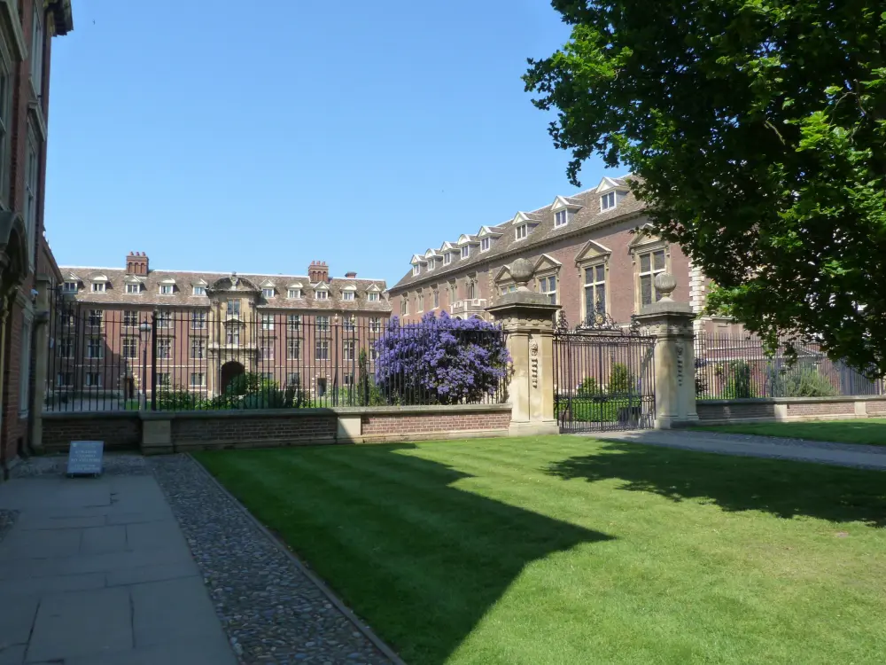 Foto de Las barandas, muelles, puerta de enlace y pared de la pantalla en el lado este de la corte principal, St Catharines College - Historic England