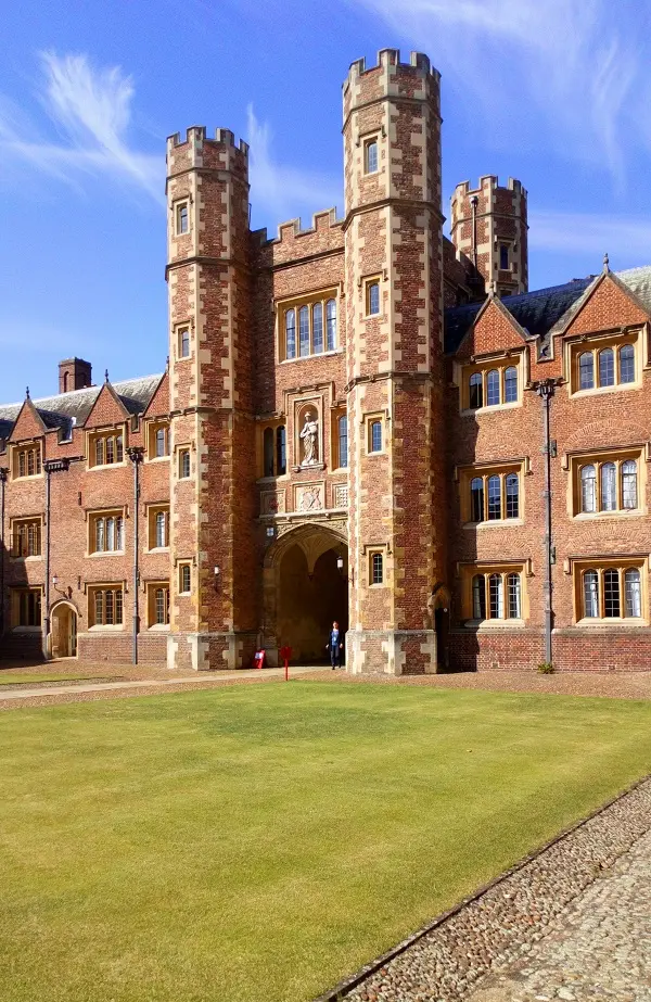 Foto de St John's College, los edificios que rodean las primeras, segunda y tercera canchas - Historic England