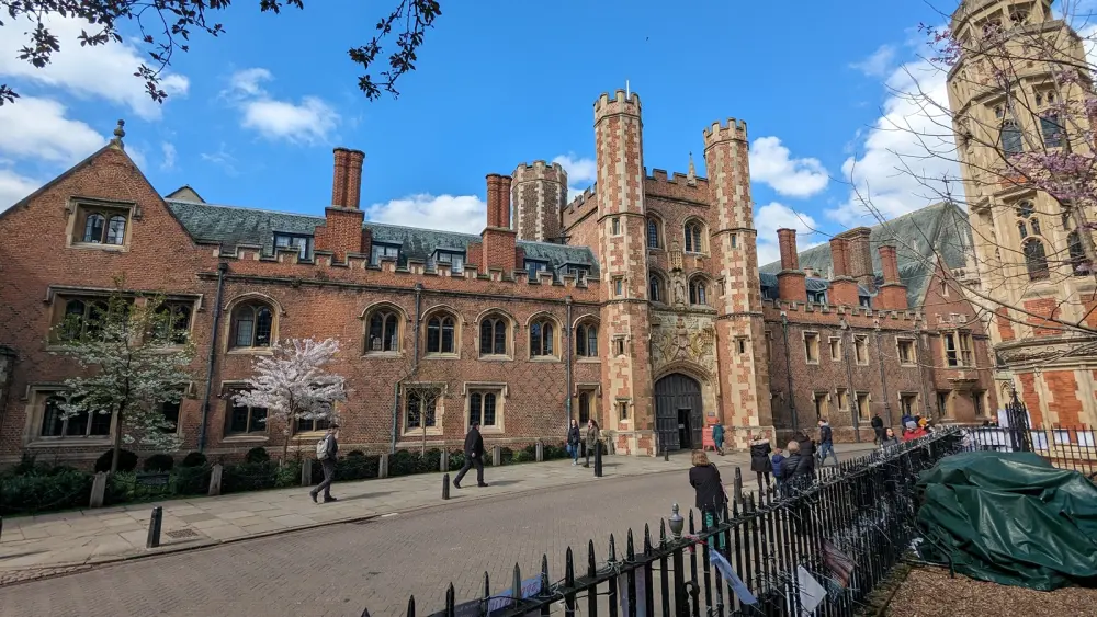 Foto de St John's College, los edificios que rodean las primeras, segunda y tercera canchas - Historic England