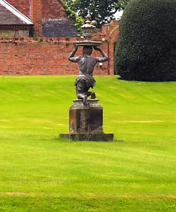 Foto de Par de pedestales con esclavos principales en Melbourne Hall Gardens - Historic England