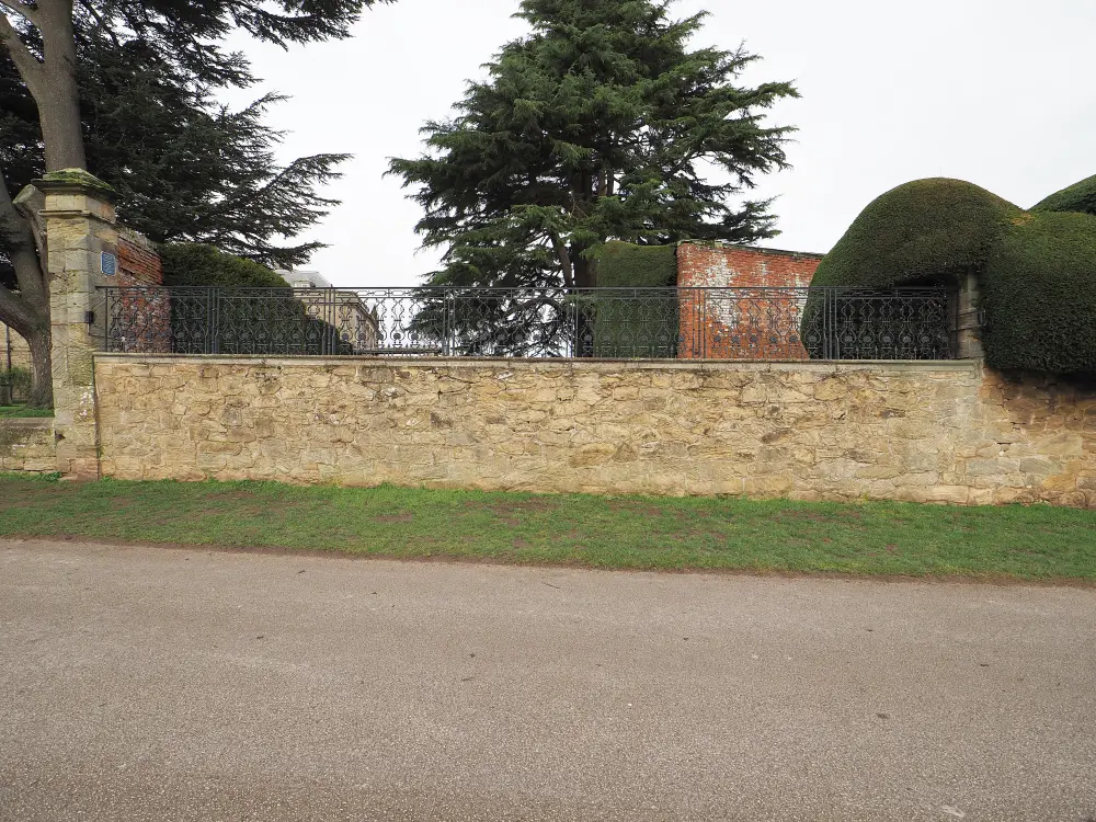 Foto de Muroes de jardín unidos al frente sur del Melbourne Hall con barandas y paredes adjuntas al este - Historic England