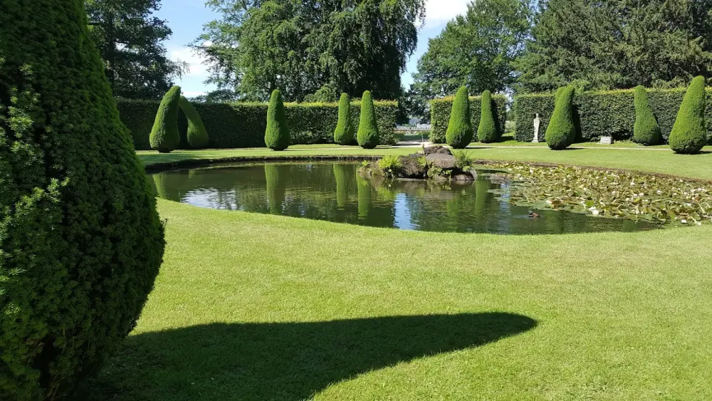 Photo de Série de Herms et d'autels disposés dans un Y à l'est de l'étang Ring - Historic England
