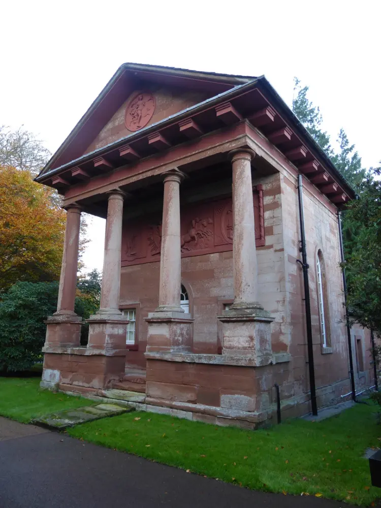 Photo de Gate Lodge à l'est du château de Corby - Historic England