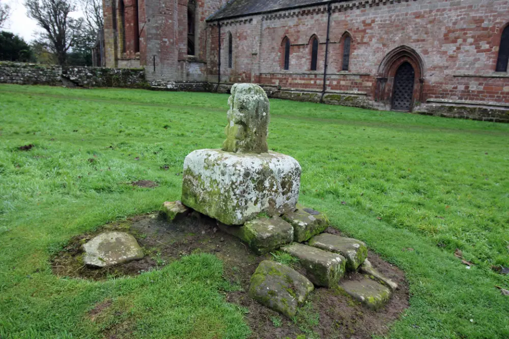 Photo de Cross Base au nord-ouest de Lanercost Priory - Historic England