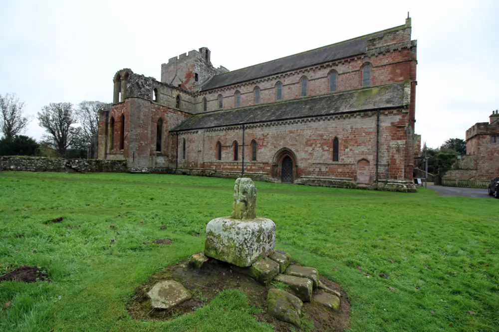 Photo de Cross Base au nord-ouest de Lanercost Priory - Historic England