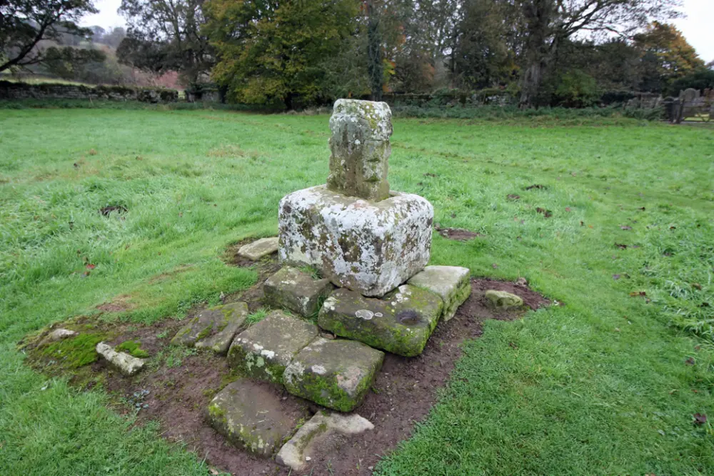 Photo de Cross Base au nord-ouest de Lanercost Priory - Historic England