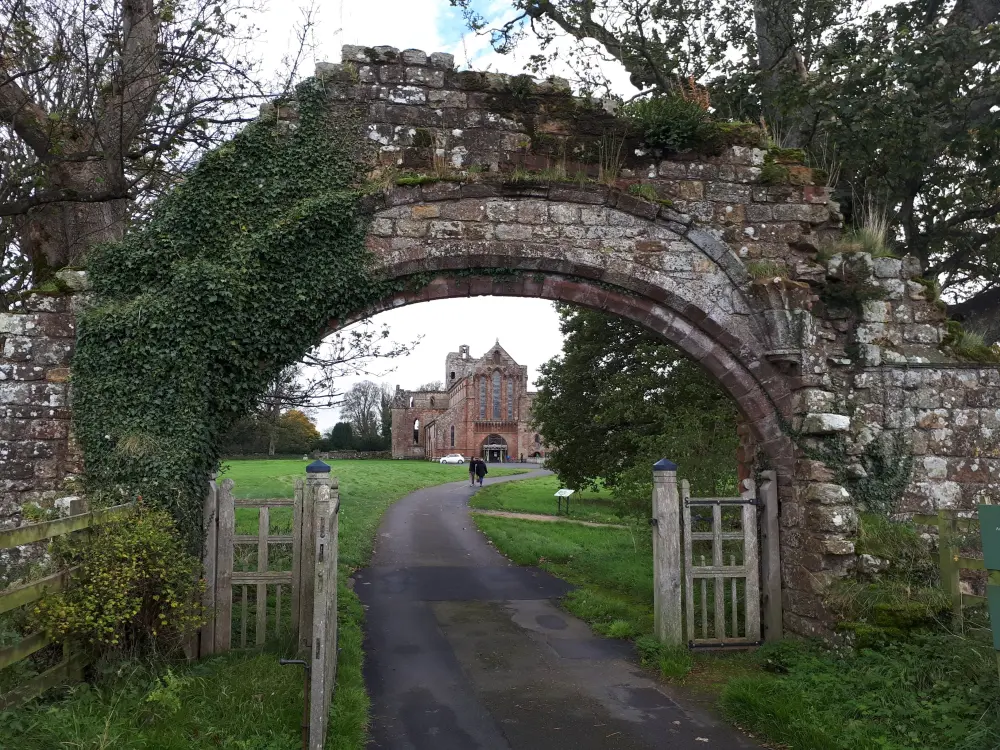 Photo de Gateway Arch à l'ouest de Lanercost Priory - Historic England